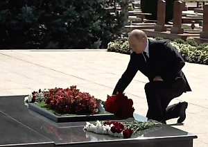 Преклонил колени: Появилось видео посещения Путиным "Города ангелов" в Беслане