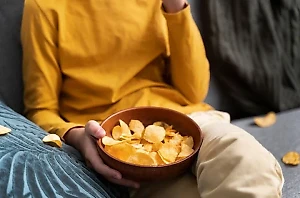 Врач объяснила, чего не хватает организму, если постоянно хочется чипсов