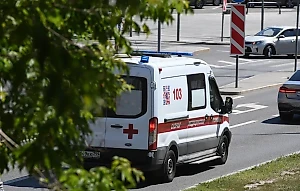 В наручниках и со вспоротым животом: В больницу доставлен один из заключённых ИК-19