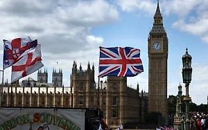 В Британии требуют созвать парламент из-за протестов после убийства детей на мастер-классе