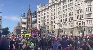 Почти 100 человек задержаны на протестах в Британии из-за убийства детей