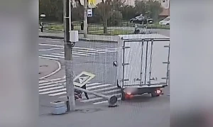 Камера сняла, как грузовик "уронил" светофор на 13-летнюю девочку в Петербурге