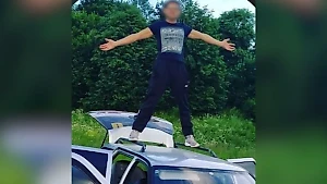 Врачи борются за жизнь москвича, на рыбалке задевшего удочкой ЛЭП