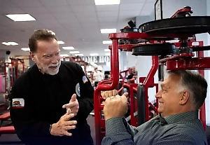 Премьер Венгрии Орбан опубликовал фото с тренировки со Шварценеггером