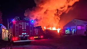 Здание с газовыми баллонами внутри полыхает в Ярославле