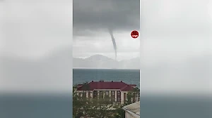 В Феодосии засняли смерч, бушевавший над морем
