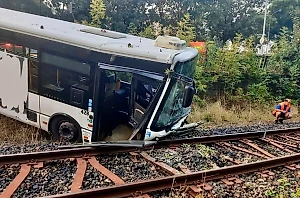 Автобус отбросило на ж/д пути по вине пьяного водителя в Чехии, пострадали 17 человек