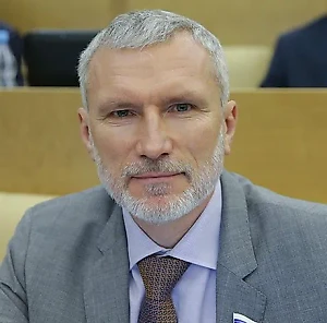 Атаки могут осуществляться только лишь с полётным заданием, которое будут формировать страны НАТО, в частности, Британия или США. И это понятно даже абсолютно неискушённому человеку, для этого не нужно быть военным экспертом. Сами украинцы не смогут нанести эти удары. Это говорит о том, что полноценное втягивание НАТО происходит в конфликт с Украиной.