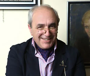 Ян Абрамов уполномочил меня подобрать команду местных адвокатов для защиты от необоснованных притязаний Алсу. Я связался с коллегами в Лондоне. В нынешней политической ситуации не так много адвокатов, желающих и имеющих возможность представлять интересы россиянина против гражданки Великобритании, но мы уже начали обсуждать с коллегами предстоящие возможные защитные действия от нападок бывшей супруги Яна — Алсу Абрамовой.