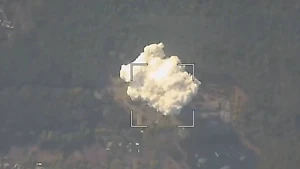 Полуторатонный ОДАБ эффектно влетел в пункт дислокации ВСУ под Купянском, это попало на видео