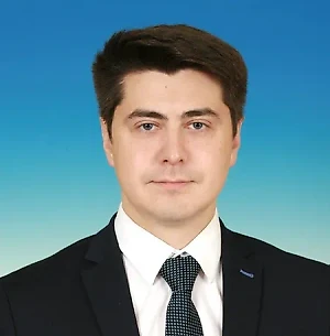 Полупустой зал, люди, у которых на лицах нескрываемая скука — такая аудитория теперь у бывшего актёра Зеленского. Сидят они, бедолаги, и слушают этого не очень умного человека, потому что пока боятся пойти против его главного спонсора — США, боятся сказать: Ну сколько можно? Но зима близко, и скоро эти возгласы будут звучать всё громче.