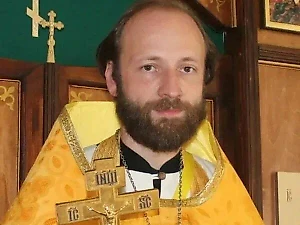 В храме накануне вечером выносится крест, украшенный цветами, и полагается на аналое посреди храма. После этого целую неделю крест лежит посреди храма, чтобы верующие прикладывались к нему. В эти дни в прошлом шли очень активные сельхозработы по сбору урожая. Праздник был днём небольшого отдыха. Наши предки обмолачивали собранный перед этим хлеб и складывали его на зиму. Также собирали овощи. Поэтому в этот день они просили у Господа сил и крепости на тяжёлую работу, от итогов которой будет зависеть здоровье и благосостояние большой семьи до следующего урожая. Сейчас мы тоже просим Бога о здоровье и силах трудиться на наших нынешних работах. Глядя на страдающего на Кресте Христа, мы утешаемся в наших сравнительно небольших бедах и скорбях.