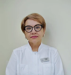 Домашний уход рекомендуется дополнить салонными процедурами. Они позволят не только сгладить последствия лета, но и подготовиться к зиме. Причём одномоментные комбинации таких процедур может дать мощный результат. С ним вы готовы к новым испытаниям поздней осени: низким температурам при высокой влажности, ледяному ветру, шпарящим на полную катушку батареям и тёплым полам.