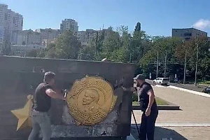 В Одессе националисты содрали советские символы с памятника в честь освобождения от фашистов
