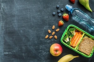 Как собрать правильный ланч-бокс ребёнку в школу — советы педиатров