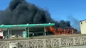 В Ставрополе пожарные тушат автомойку, огонь может перекинуться на АЗС