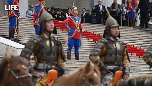 Life.ru снял подготовку ко встрече Путина у Дворца правительства Монголии