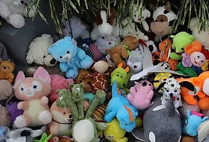 Люди несут цветы и игрушки к дому убитой педофилом 11-летней девочки из Тагила