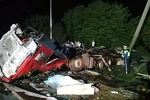 Водитель влетевшего в автобус грузовика на Кубани до сих пор не опознан