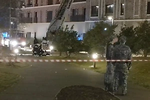 В Москве спасатели зашли в горящую квартиру в Дегунино, где прогремели взрывы