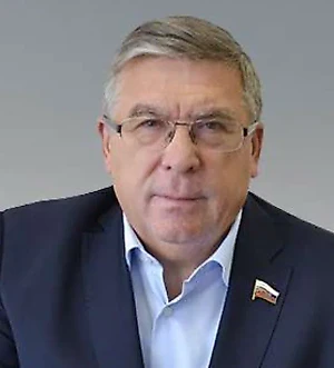 Плюсы данного предложения заключаются в том, что законопроект решает проблему тех родителей, у которых в силу каких-либо причин (особенно когда решался вопрос по изменению пенсионного возраста, баллов) возникла проблема. Вполне возможно, что таким людям нужно этот вопрос решать следующим образом: либо дорабатывать стаж, что не всегда удаётся, либо покупать этот дополнительный стаж, на что может не быть ресурсов. Хорошо, чтобы молодые люди часть своих уже заработанных прав передавали родителям. Ничего плохо не вижу в законопроекте, он требует обсуждения. Я бы поддержал его.