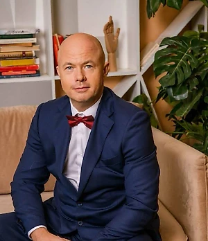 Если будет выявлено, что заявитель получил некачественную медицинскую услугу, лечебное учреждение и врач будут призваны к ответственности согласно действующей законодательной базе. Пострадавшая сторона получит компенсацию за неправильное лечение, а также возместит все расходы на повторное лечение, моральный ущерб и судебные издержки. Если врач не исполнил свои обязанности по профилактике, диагностике и лечению, его привлекут к дисциплинарной ответственности. По решению руководства больницы он может быть уволен, получить выговор или замечание.