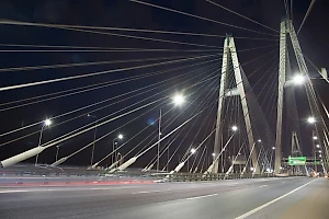 Последствия падения грузовика в реку в Нижнем Новгороде попали на видео