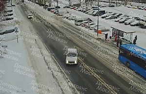 Камера сняла, как влетевшая в остановку "нива" за секунды до ДТП неслась на огромной скорости