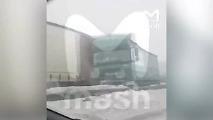 Десятки фур и легковушек попали в массовое ДТП на трассе "Волга", оледеневшей из-за метели