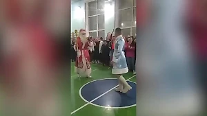 Танец старшеклассника у шеста в костюме Снегурочки на Кубани получил продолжение