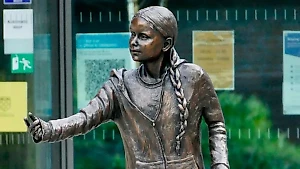 В Британии демонтировали "слишком дорогой" памятник Грете Тунберг