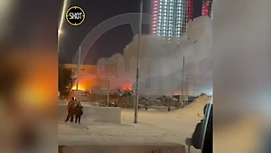 У "Москвы-Сити" полыхает склад с нераспроданными новогодними ёлками