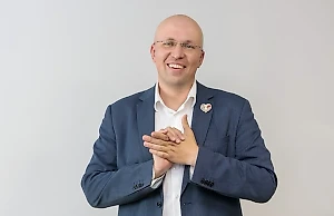 Чаще всего бездумными покупками люди компенсируют неудовлетворённость своей жизнью. Купила новые туфли — и ты уже не замученная жизнью руководитель отдела, а красотка, которая каждый день приходит в кафе на встречу с подружками в "Москве-Сити". Пусть работа 24/7 угробила личную жизнь и даже школьные подруги уже махнули на тебя рукой, покупки могут на какое-то время утешить и стать опорой для самоутверждения.