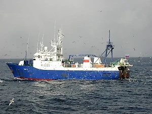 На траулере в Баренцевом море произошла авария, судно буксируют в Мурманск
