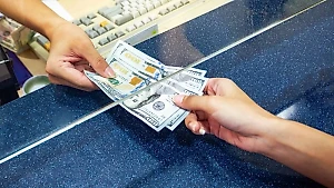 Кабмин РФ хочет продлить обязательную продажу валютной выручки до конца года