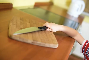 11-летний мальчик-сирота напал с ножом на воспитательницу в детском лагере в Петербурге