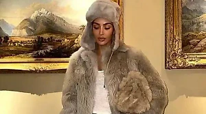 Ким Кардашьян поделилась фото в шапке-ушанке и шубе и нарвалась на приглашение в Россию