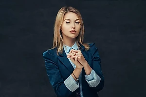 Эксперт объяснила, как выбрать украшения для офиса, не навредив стилю