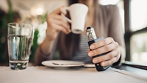 Врач предупредил любителей энергетиков и вейпов о риске слабоумия