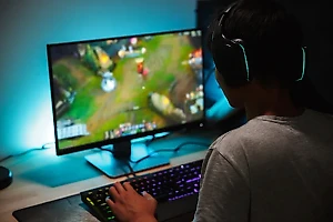 Любителей долго играть в компьютер предупредили о диджитал-деменции