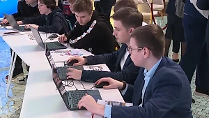 Юных гостей стенда Петербурга на выставке "Россия" научили управлять дронами
