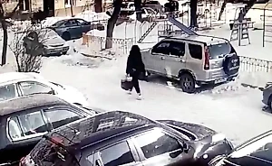 22-летняя россиянка попала на камеры, когда шла выкидывать пакет с младенцем на помойку