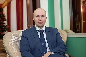 Страх старения связан с ухудшением физического и психического здоровья, потерей привлекательности, снижением социального статуса и, возможно, утратой близких. Осознание "теперь взрослый — это я" зачастую может огорошить человека. Страх старения приводит к отрицанию, компенсации или агрессии, которые мешают человеку адаптироваться к изменениям и принять свой возраст как естественный процесс.