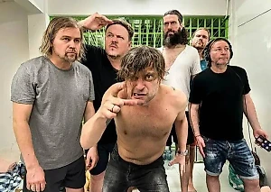 Лёва* из "Би-2" показал видео поездки в тайском автозаке и кучу-малу в тюремной камере