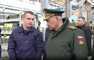 Шойгу показали новую систему защиты РЛС и противоосколочные "одеяла" на заводе под Тулой
