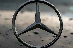 Назван автомобильный бренд, ставший самым дорогим в мире