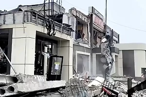 Уже 28 тел достали из-под завалов разрушенной ВСУ пекарни в Лисичанске