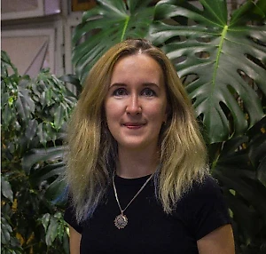 Закрытая пачка чипсов может храниться в правильных условиях очень долго (производители указывают на упаковке срок годности 12 месяцев или даже больше). А открытая? Не существует правил или норм, регламентирующих срок хранения открытой пачки чипсов. И всё же открытые чипсы лучше не хранить, особенно в комнате.