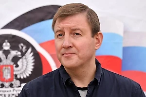 Турчак получил оберег "от нечисти" из рук матери погибшего на СВО Героя России