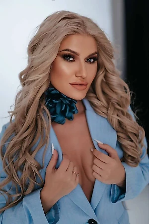 Традиции празднования китайского Нового года различаются в разных регионах Китая, но есть и кое-что неизменное. Например, красный цвет — основной цвет праздника. Энергия красного цвета — это энергия процветания, изобилия и защиты от злых духов. Красный цвет обязательно должен присутствовать в украшении дома в виде лент, китайских фонариков и свечей. Красный цвет приветствуется и в одежде. В Новый год принято надевать на себя хотя бы одну новую вещь.